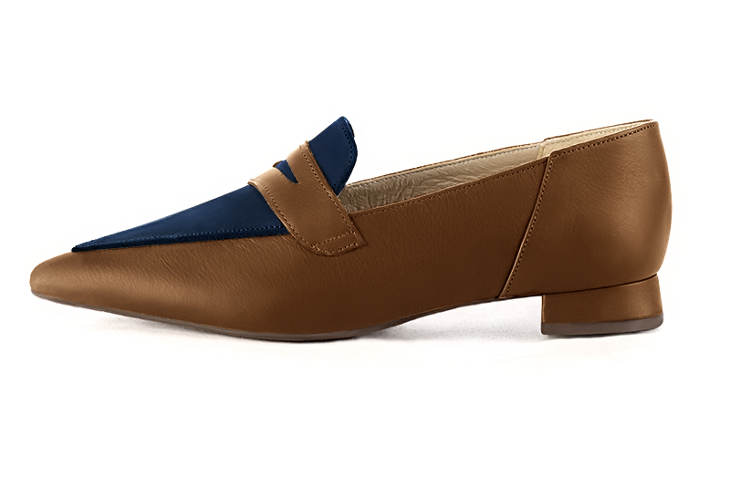 Caramel brown and navy blue women's essential loafers. Pointed toe. Flat flare heels. Profile view - Florence KOOIJMAN